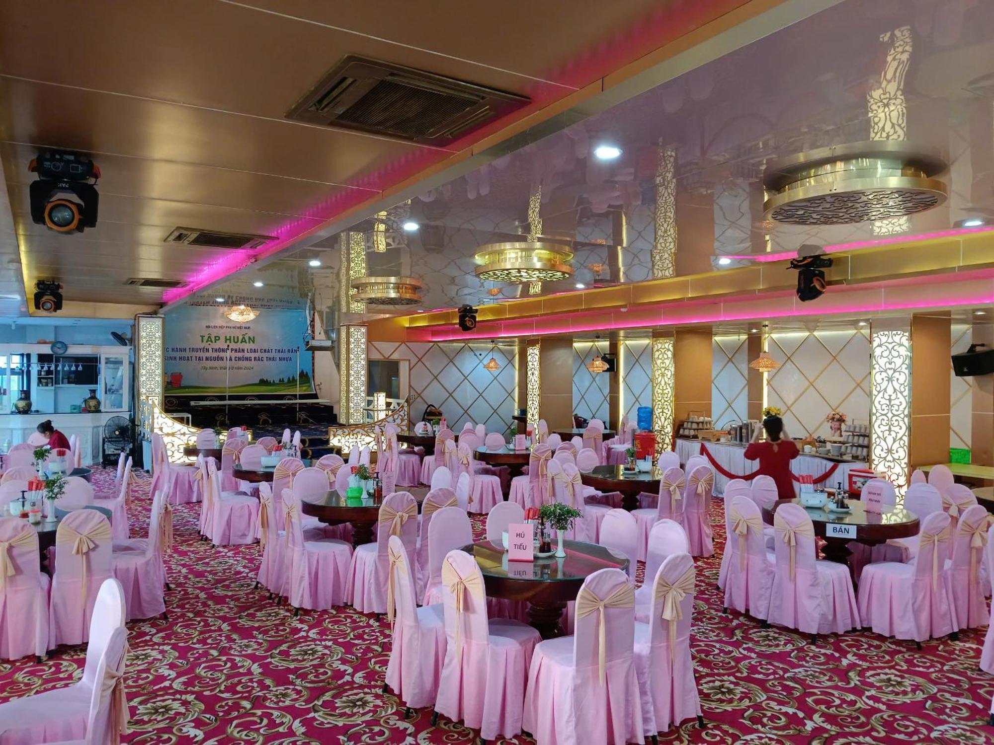 Nhat Quy Hotel Tay Ninh Exteriör bild